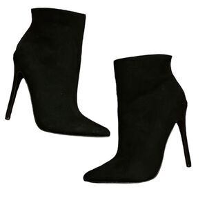 NWOT Black Suede heeled Booties